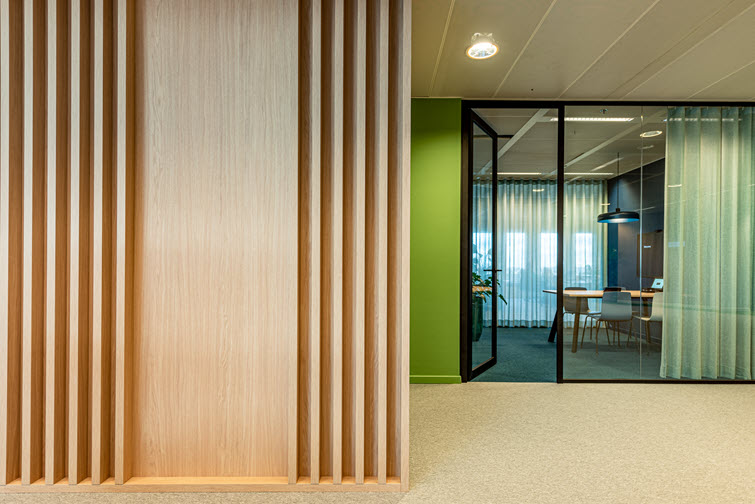 Seamless Master Oak wall cladding with fine laths as an accent.